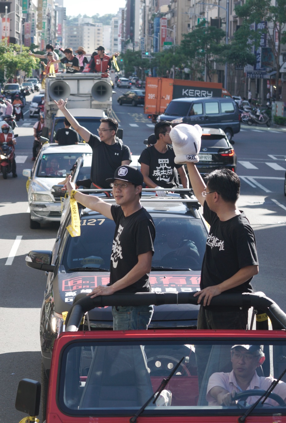 罷韓領銜人陳冠榮醫師等人在高雄市苓雅區等地向市民催票。 圖：張良一/攝