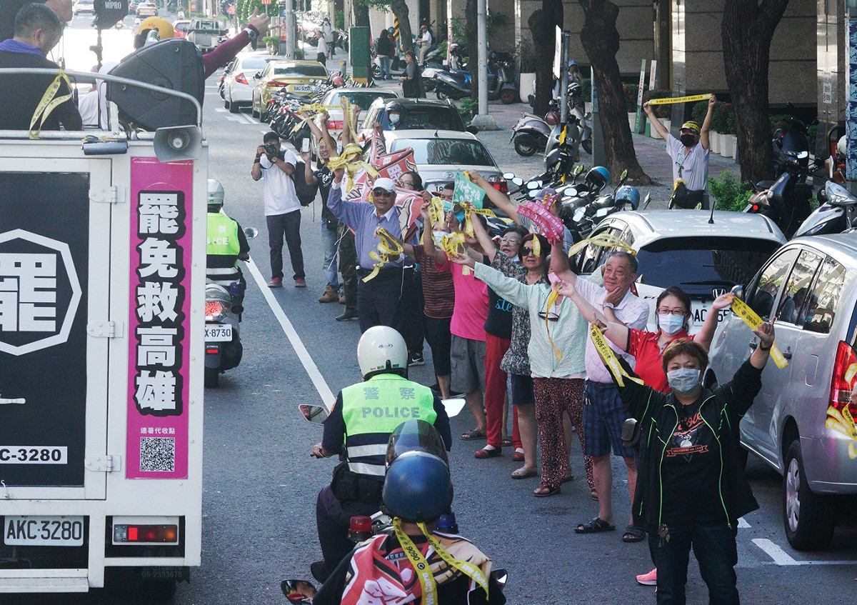 罷韓支持者在路口向掃街車隊上的人員加油打氣。 圖：張良一/攝