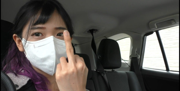 企鵝妹在影片中也不避諱的比中指，看得出她美式風格非常隨興。 圖：翻攝Instagram