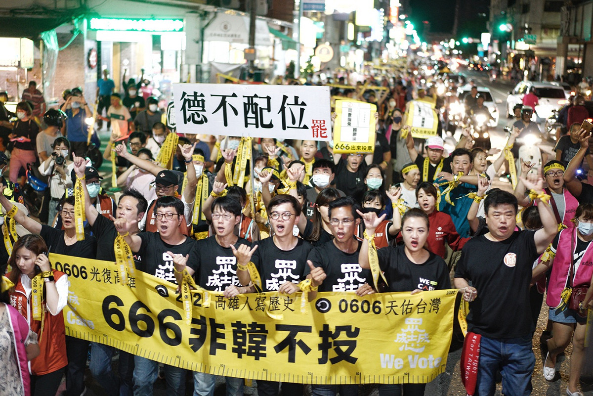 罷韓四君子和高雄市民從中山大學隧道遊行到鐵道文化園區。 圖：張良一/攝