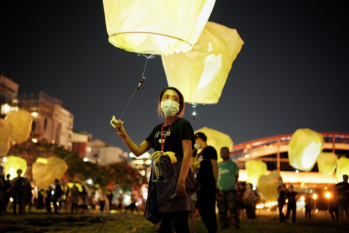 一位罷韓志工拉著科技天燈等罷韓支持者寫下對罷韓透票的期許。 圖：張良一/攝