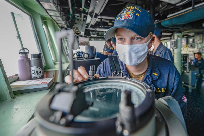 「伯克級」驅逐艦羅素號上的官兵因應防疫，皆戴口罩執勤。 圖：翻攝美國海軍太平洋艦隊臉書