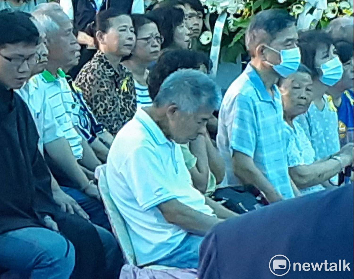 去年在李承翰的公祭會場上，父親李增文（中著白衣者）顯得非常憔悴。 圖：蔡坤龍/攝（資料照）