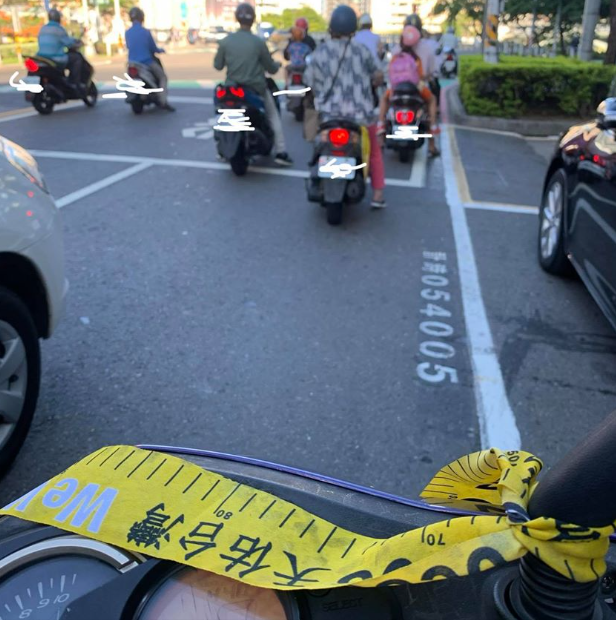Wecare高雄表示，最後一天，一起把民主黃絲帶綁出來！ 圖:翻攝自Wecare高雄臉書