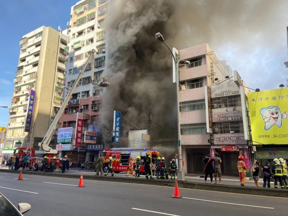 台中北屯路上，親親影城對面1日本料理店驚傳火警。 圖：翻攝畫面