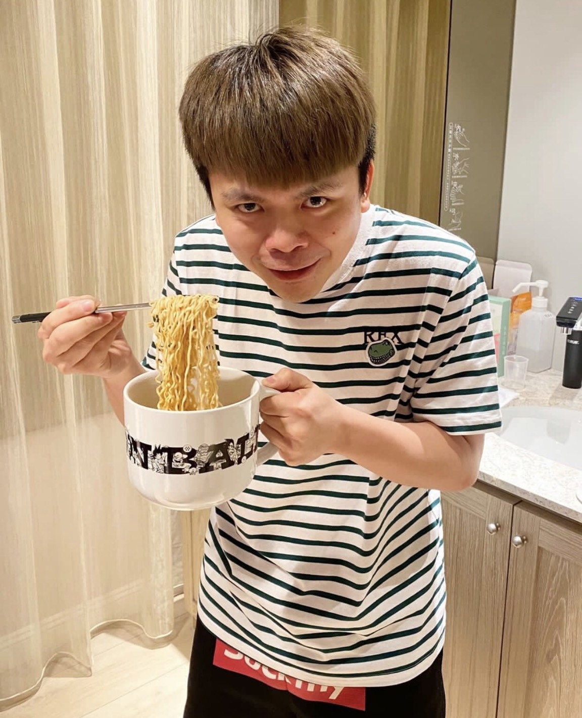 知名YouTuber蔡阿嘎面對大奶正妹調情，巧妙回應，笑翻一票網友。 圖：翻攝蔡阿嘎Instagram