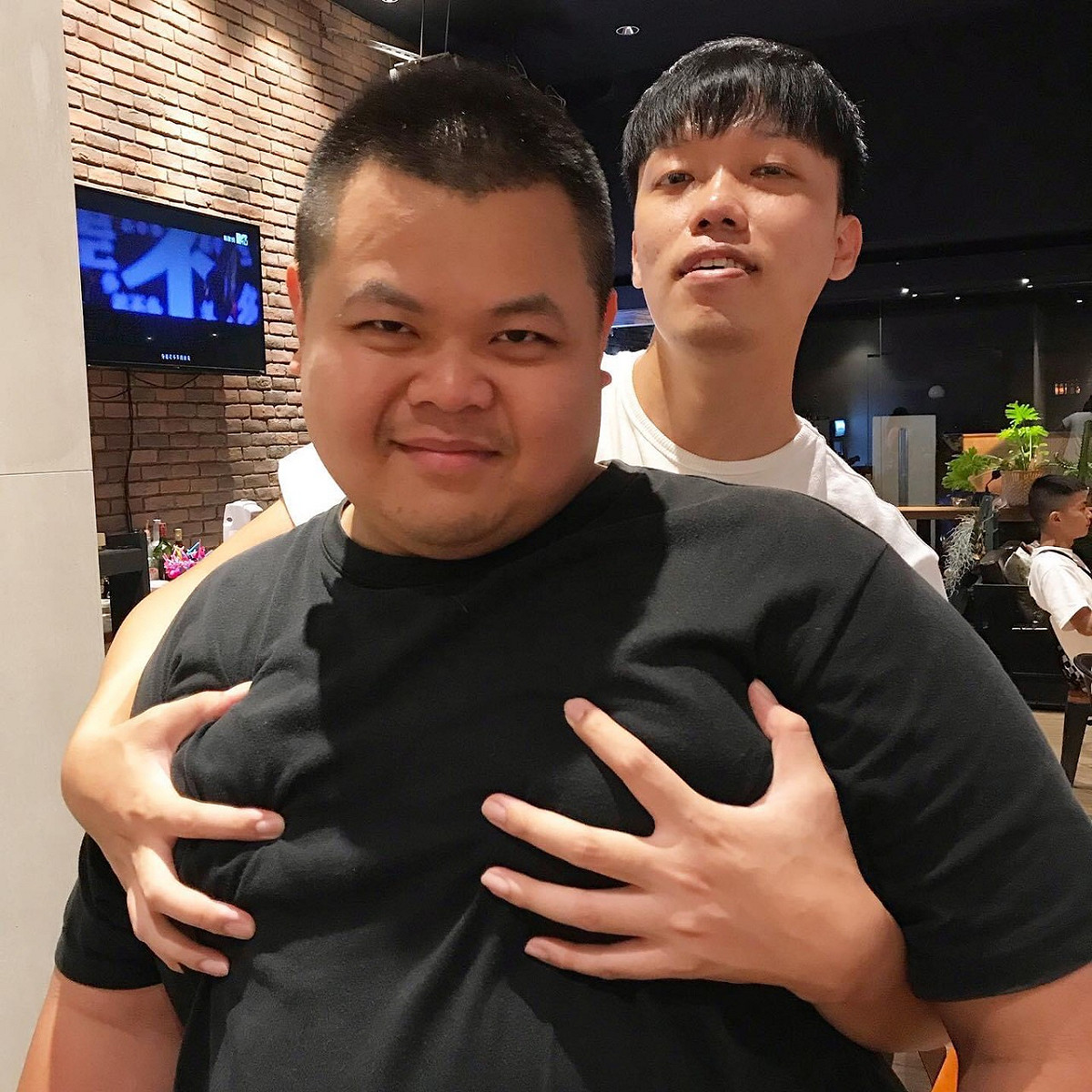 知名YouTuber蛇丸(左前)胸部的確不小。 圖：翻攝蛇丸臉書粉絲專頁