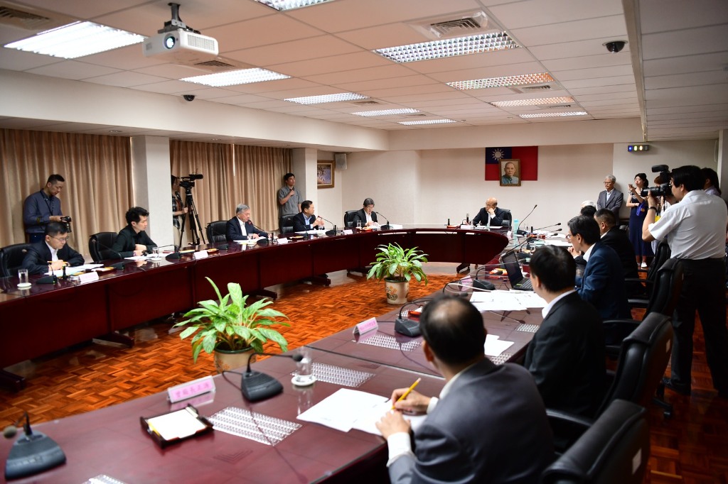 行政院長蘇貞昌今（5）日特別到中央印製廠視察「振興三倍券」印製情形。 圖：行政院提供