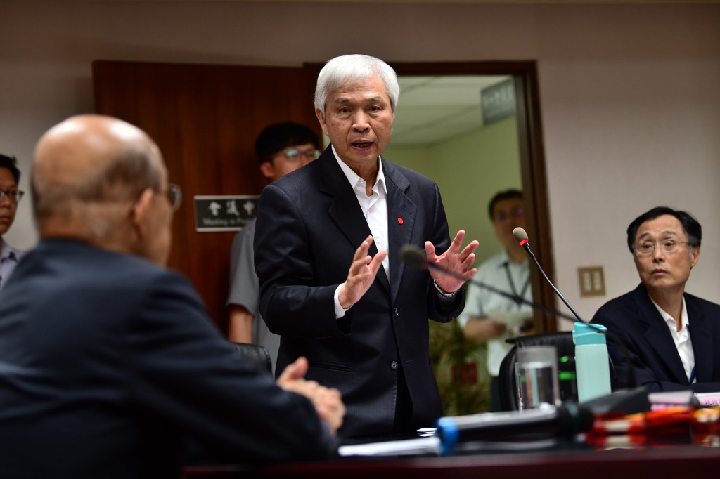央行總裁楊金龍向閣揆蘇貞昌說明「振興三倍券」印製情形。 圖：行政院提供