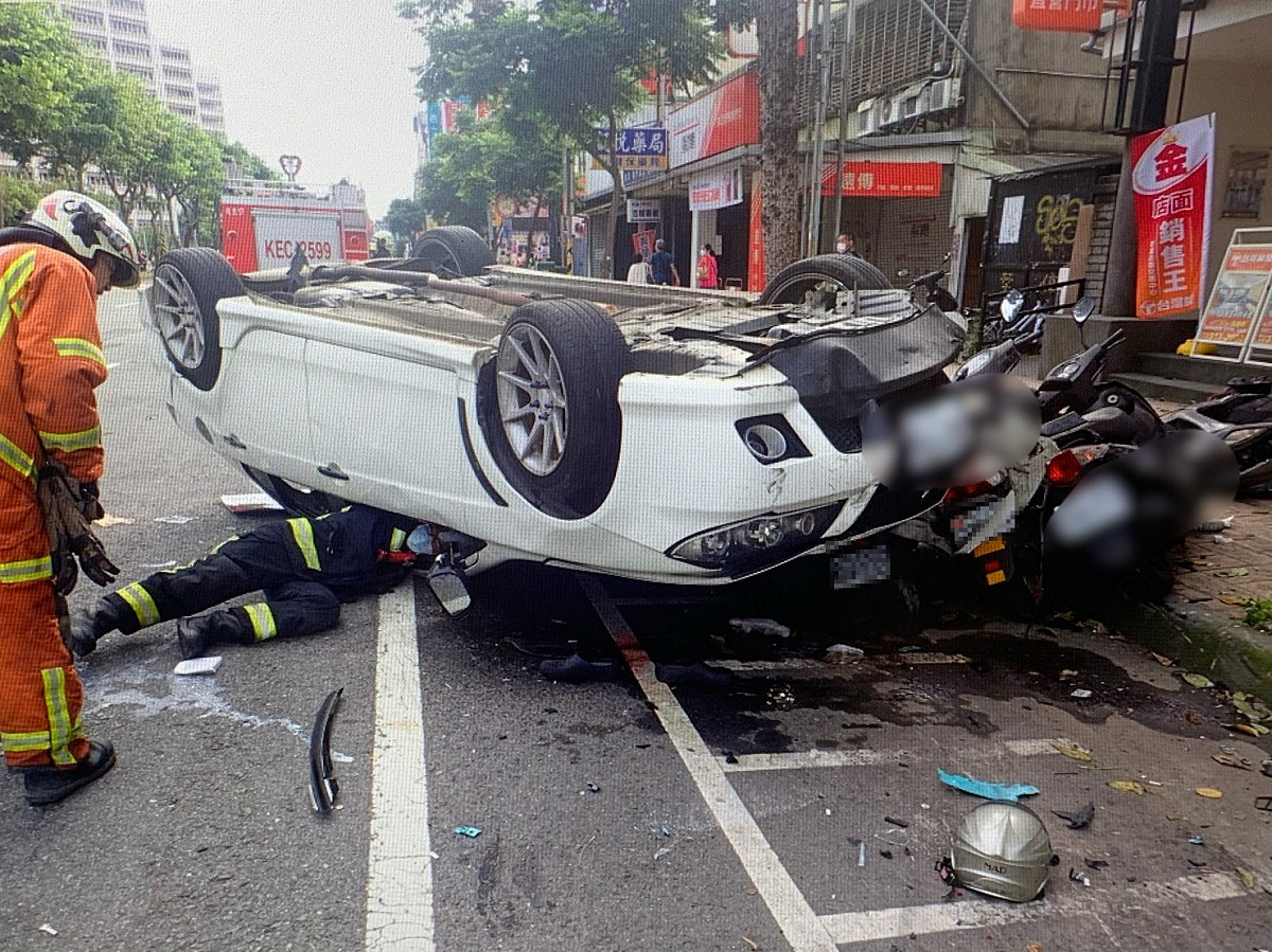小客車衝撞路邊機車後翻覆，波及路人也被撞倒。 圖：龜山分局／提供