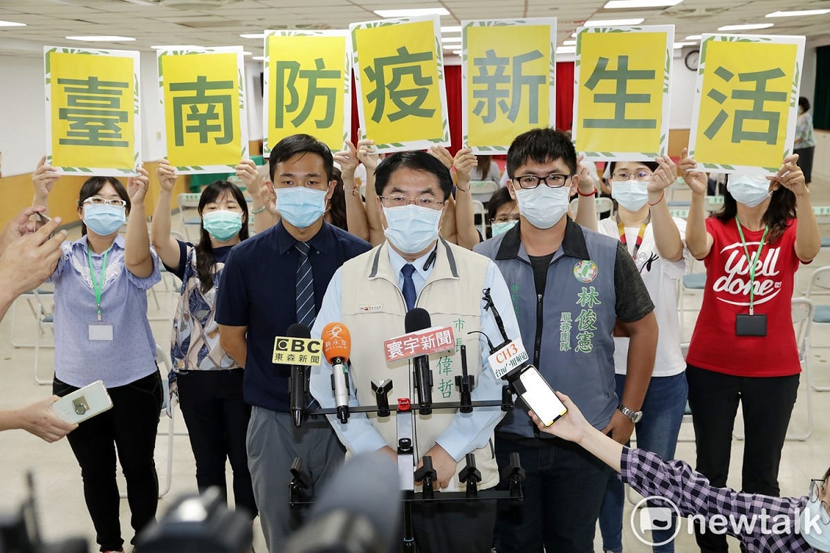 中央疫情指揮中心宣布我國將自6月7日起取消人流管制及藝文、餐飲、休閒活動場所的人數限制，台南市長黃偉哲今日公布台南版的防疫新生活相對應措施。 圖：黃博郎／攝（資料照片）
