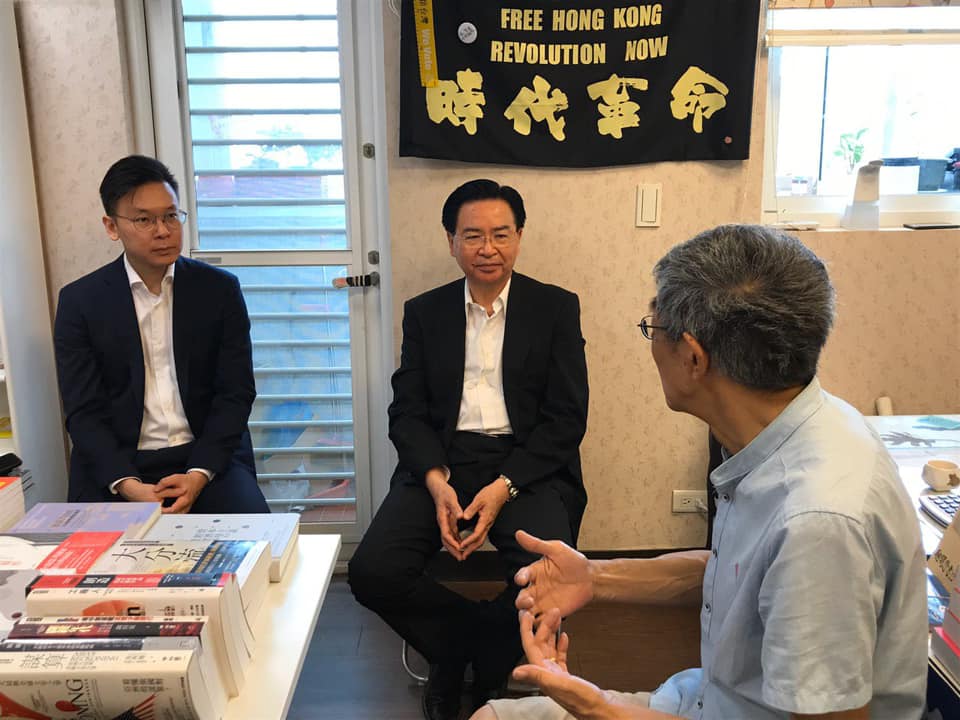 外交部長吳釗燮（中）今（5）天在民進黨副秘書長林飛帆（左）的陪同下，到訪銅鑼灣書店老闆林榮基（右）。 圖：翻攝林飛帆臉書