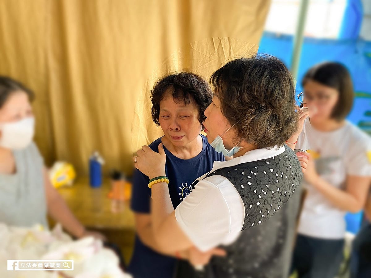 不分區立委葉毓蘭前往李家靈堂上香、慰問李媽媽。 圖：取自葉毓蘭臉書