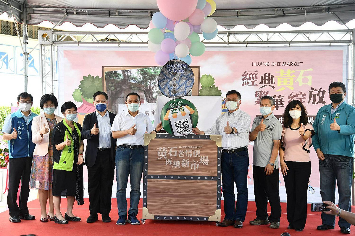 侯友宜出席黃石中繼市場開幕典禮，除延續傳統味道，環境更為明亮通風，還附設咖啡廳，盼成為民眾最喜愛的消費及社交場所。 圖：新北市政府新聞局／提供