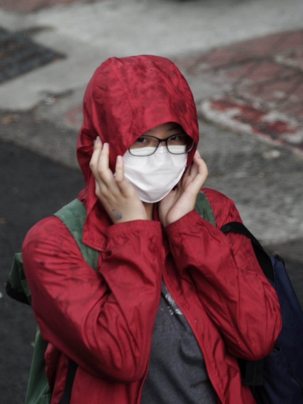 一位市民受不了罷韓車隊的噪音，用雙手遮住耳朵。 圖：張良一/攝