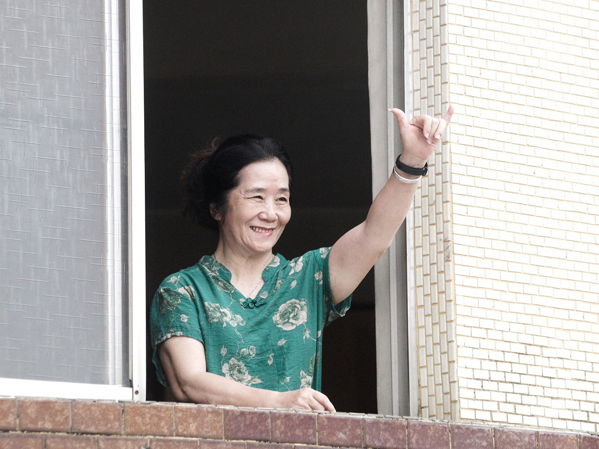 一位市民向罷韓車隊揮手致意。 圖：張良一/攝