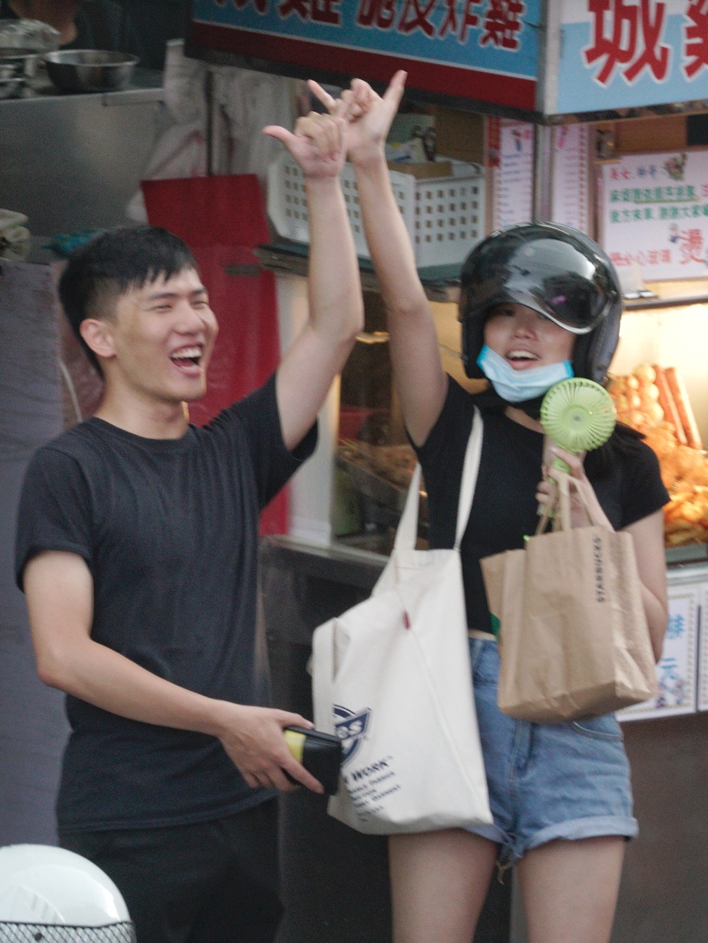 兩位市民伸出雙手開心的比出罷韓手勢。 圖：張良一/攝