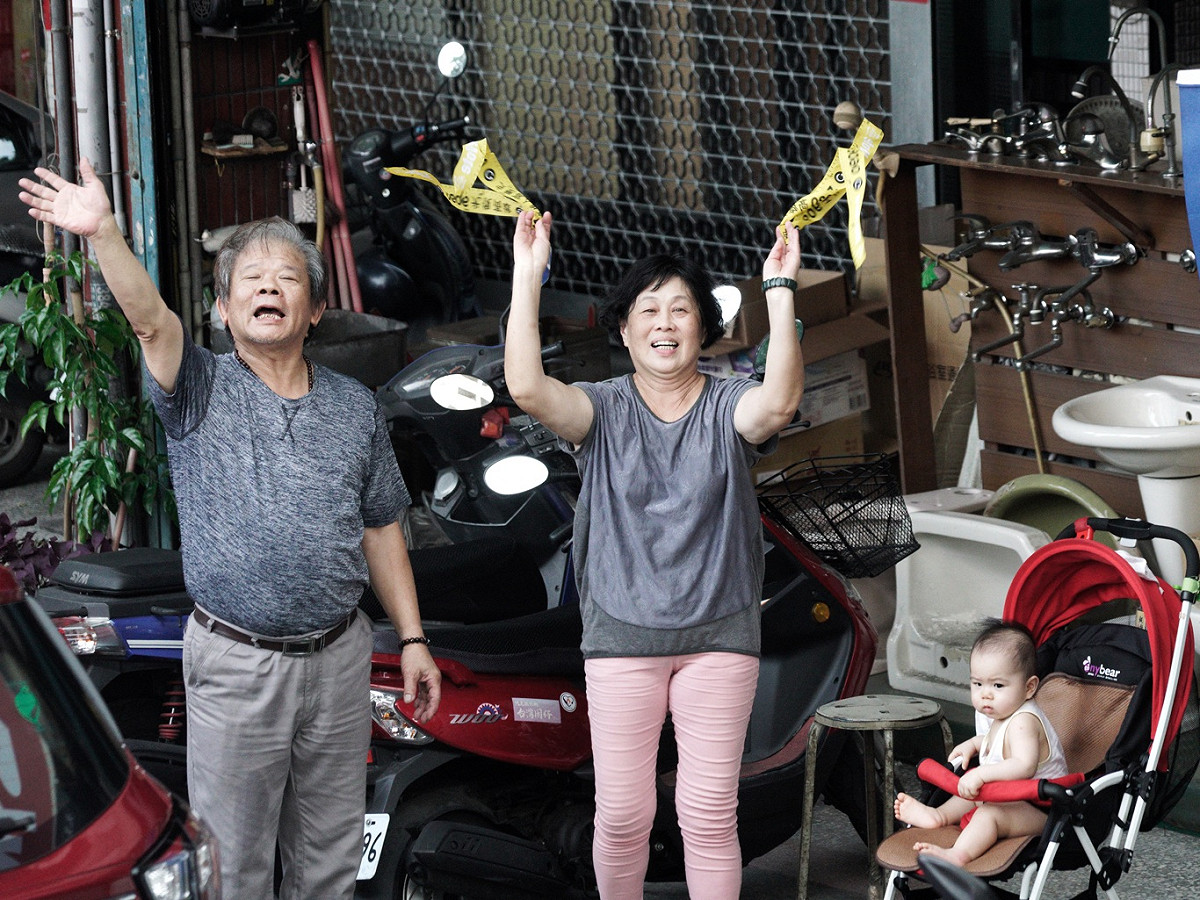 兩位市民向罷韓車隊揮手致意。 圖：張良一/攝