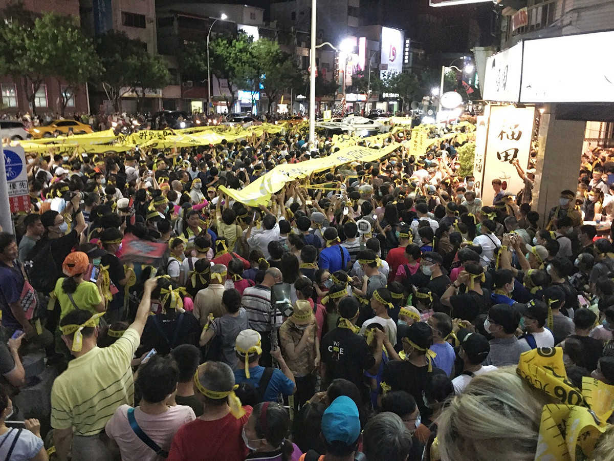 罷韓支持民眾今力拼集氣衝破十萬人遊行 圖:張良一攝