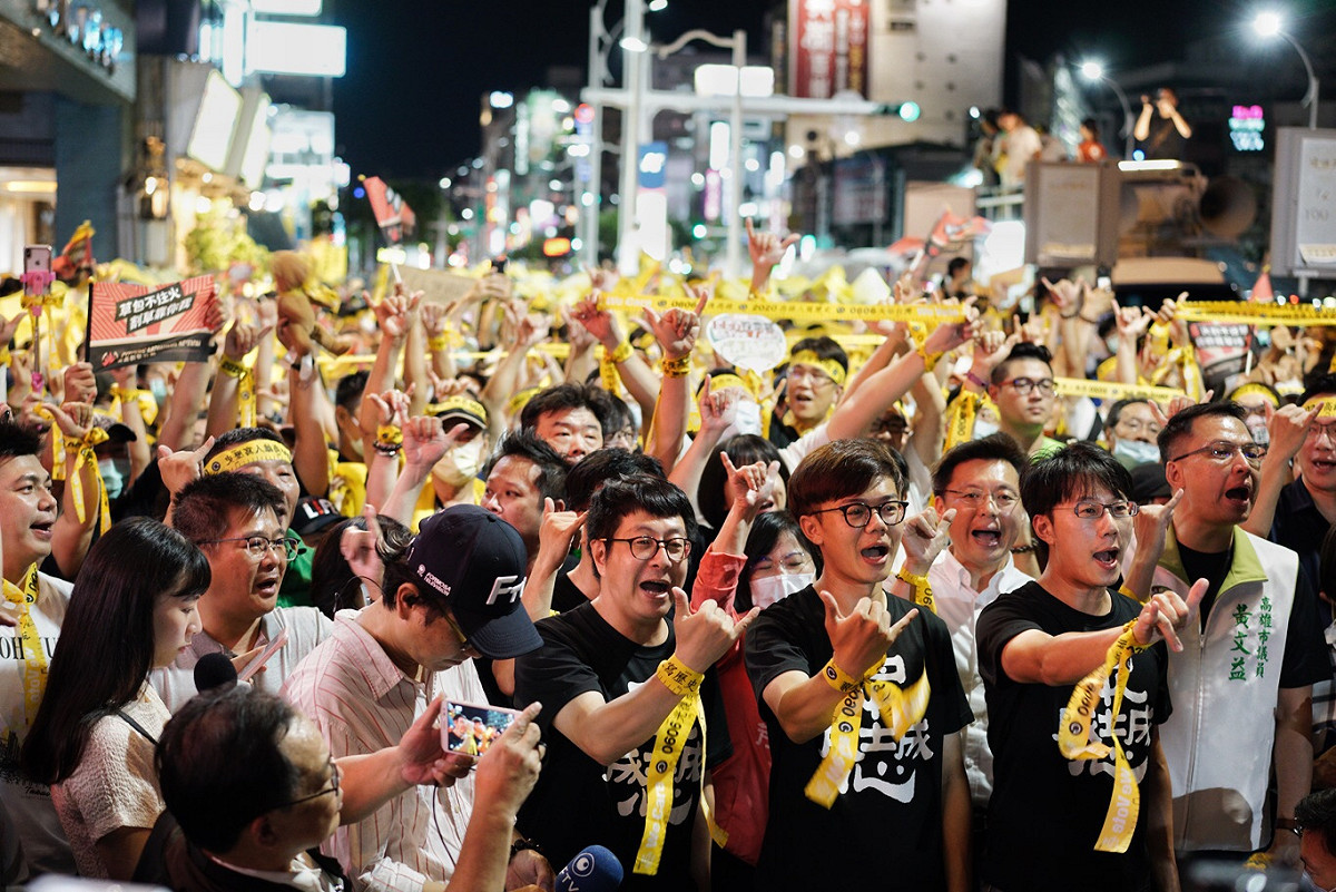 罷韓四君子和上萬民眾在遊行出發前喊口號 圖:張良一攝