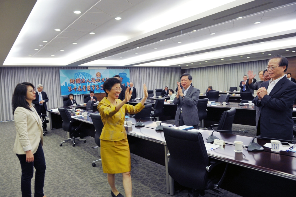 缷任的海基會董事長張小月和大家道別，最左為將代理秘書長一職的副秘書長蔡孟君。 圖：海基會提供
