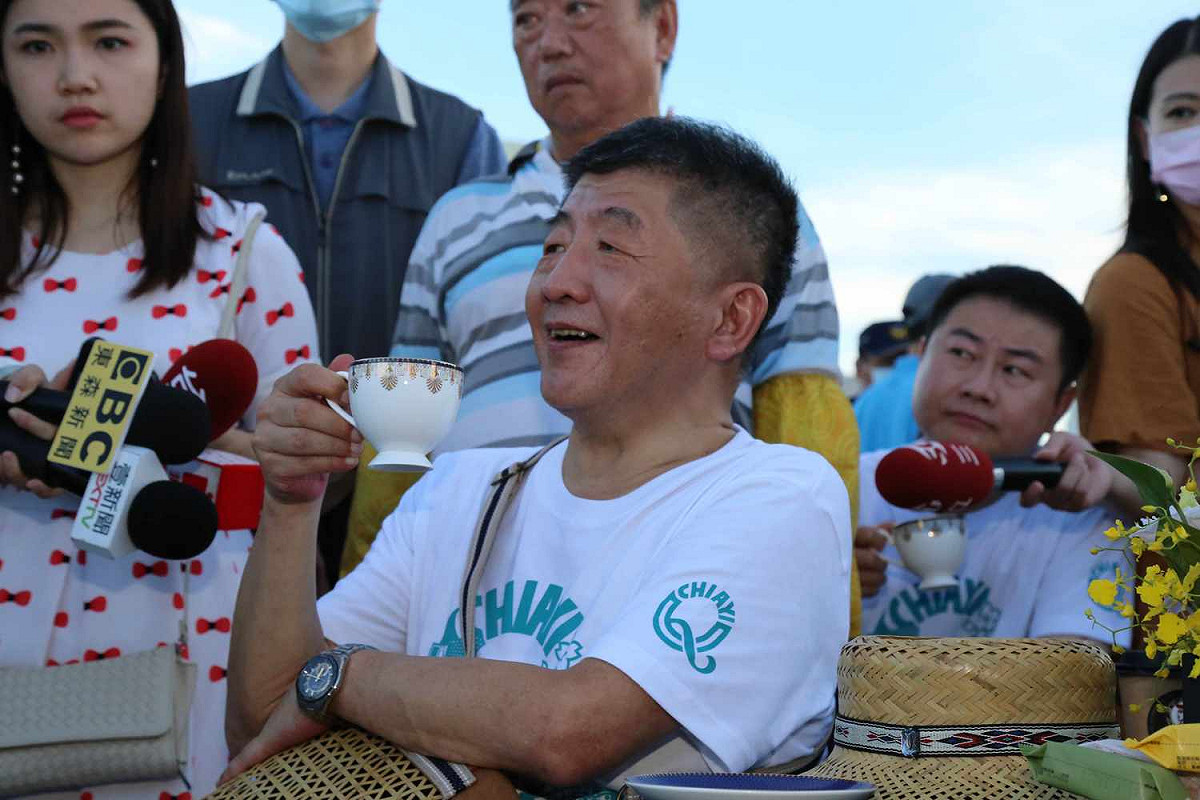 陳時中難得悠閒地在布袋海邊喝咖啡。 圖：嘉義縣政府/提供（資料照）