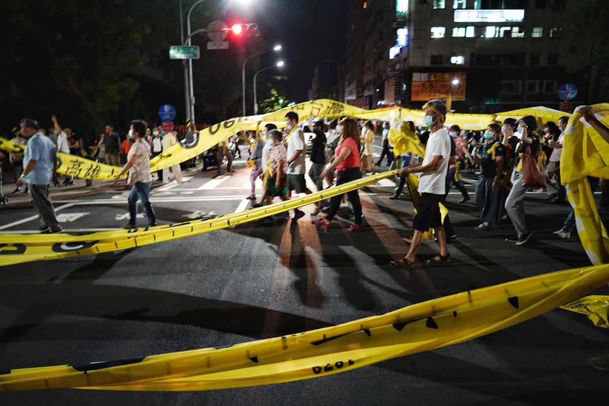 數萬名民眾高舉巨型的民主黃絲帶，參加罷免投票前夕的反恐大遊行。 圖：張良一/攝