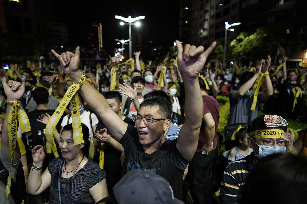 上萬名罷韓支持者走到遊行終點時，一起呼喊罷韓口號，並高舉民主黃絲帶。 圖：張良一/攝