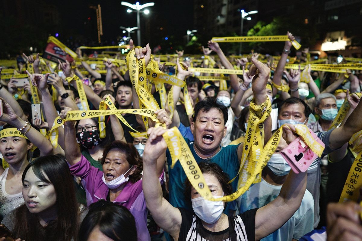 上萬名罷韓支持者走到遊行終點時，一起呼喊罷韓口號，並高舉民主黃絲帶。 圖：張良一/攝