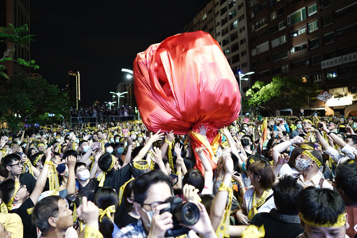 罷韓團體將巨型的紅色印信傳遞至市民手中橋段，象徵市民收回賦予韓國瑜的權利力，返權於民，為罷免投票前夕帶來最高潮。 圖：張良一/攝