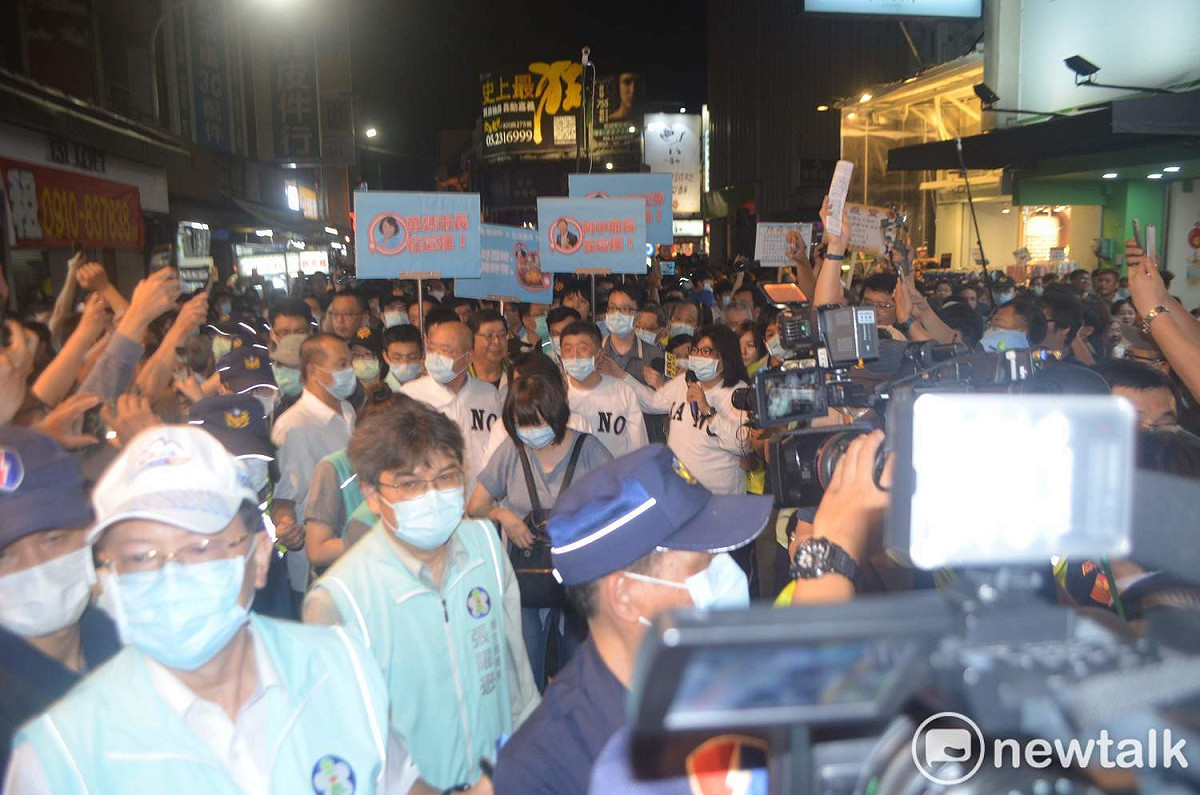 陳時中逛嘉義市文化路夜市時，受到民眾熱情簇擁。 圖：蔡坤龍/攝