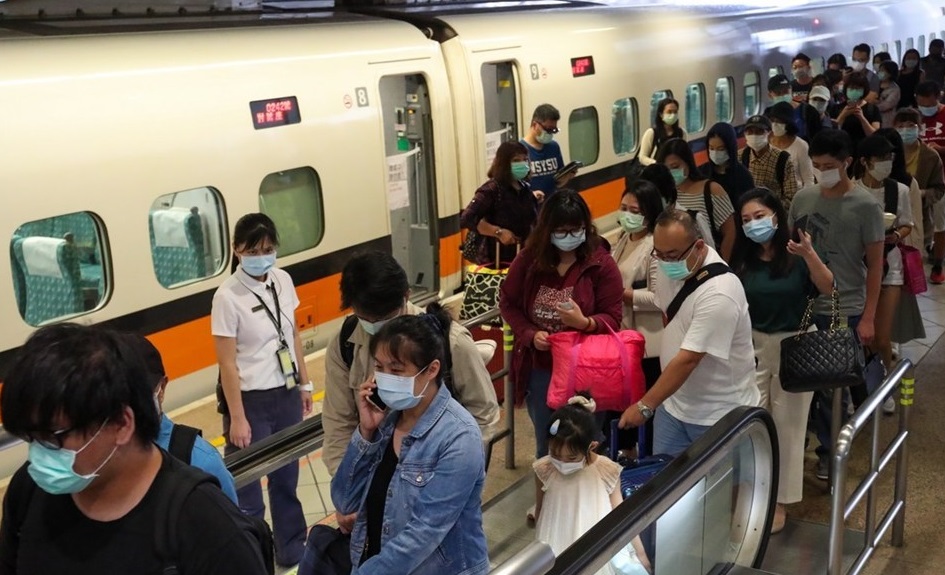 高雄市長韓國瑜罷免投票6日登場，高鐵站今天從早到晚都湧現返鄉人潮。 圖：中央社