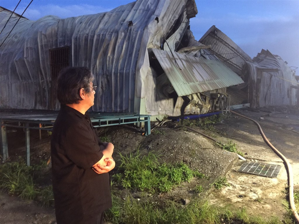 紙風車劇團位於新北市八里區幕後工作室6日凌晨遭逢大火，紙風車文教基金會執行長李永豐凌晨趕赴現場接受採訪時表示，大風大浪已見太多。（紙風車文教基金會提供）