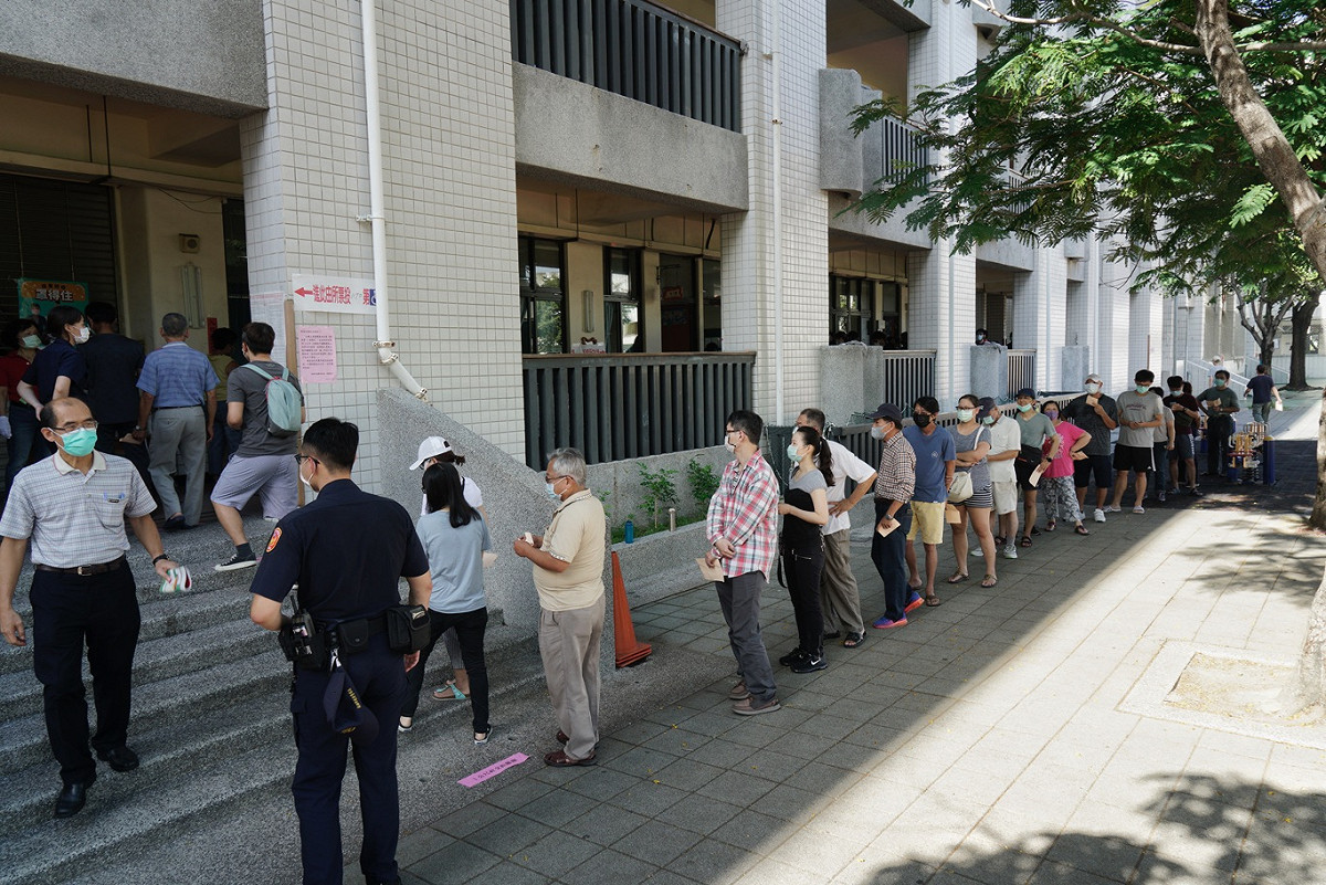8點投票前，投票所外已排滿排隊人潮。 圖：張良一/攝