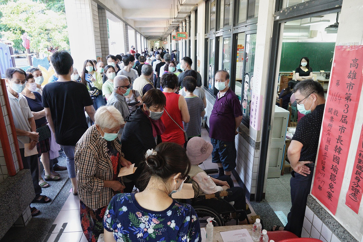 8點投票前，投票所外已排滿排隊人潮。 圖：張良一/攝