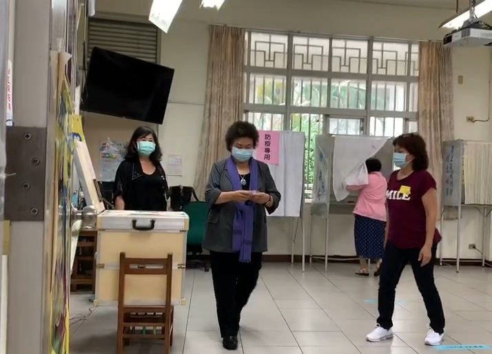 前總統府秘書長陳菊戴口罩投票。