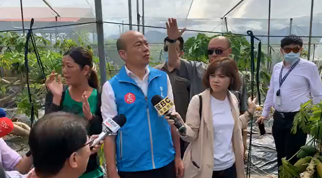 高雄市長韓國瑜(中)在罷韓投票當日視察木瓜農損情形。 圖:翻攝自韓國瑜臉書直播