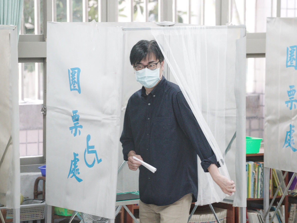 行政院副院長陳其邁前往投票。 圖：張良一/攝