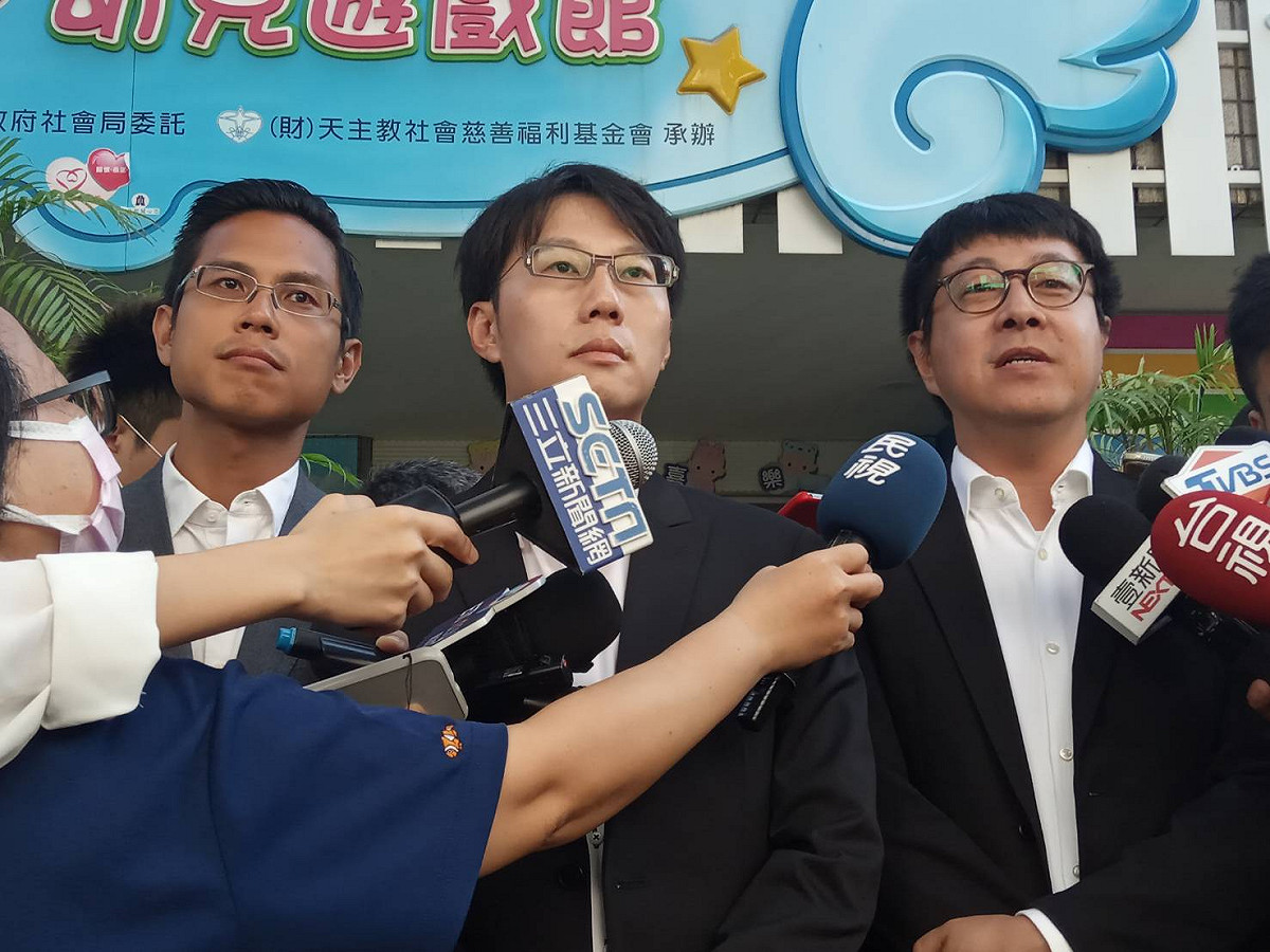 陳冠榮(中)率先投票，尹立(右)與李佾潔陪同。 圖：孫家銘/攝