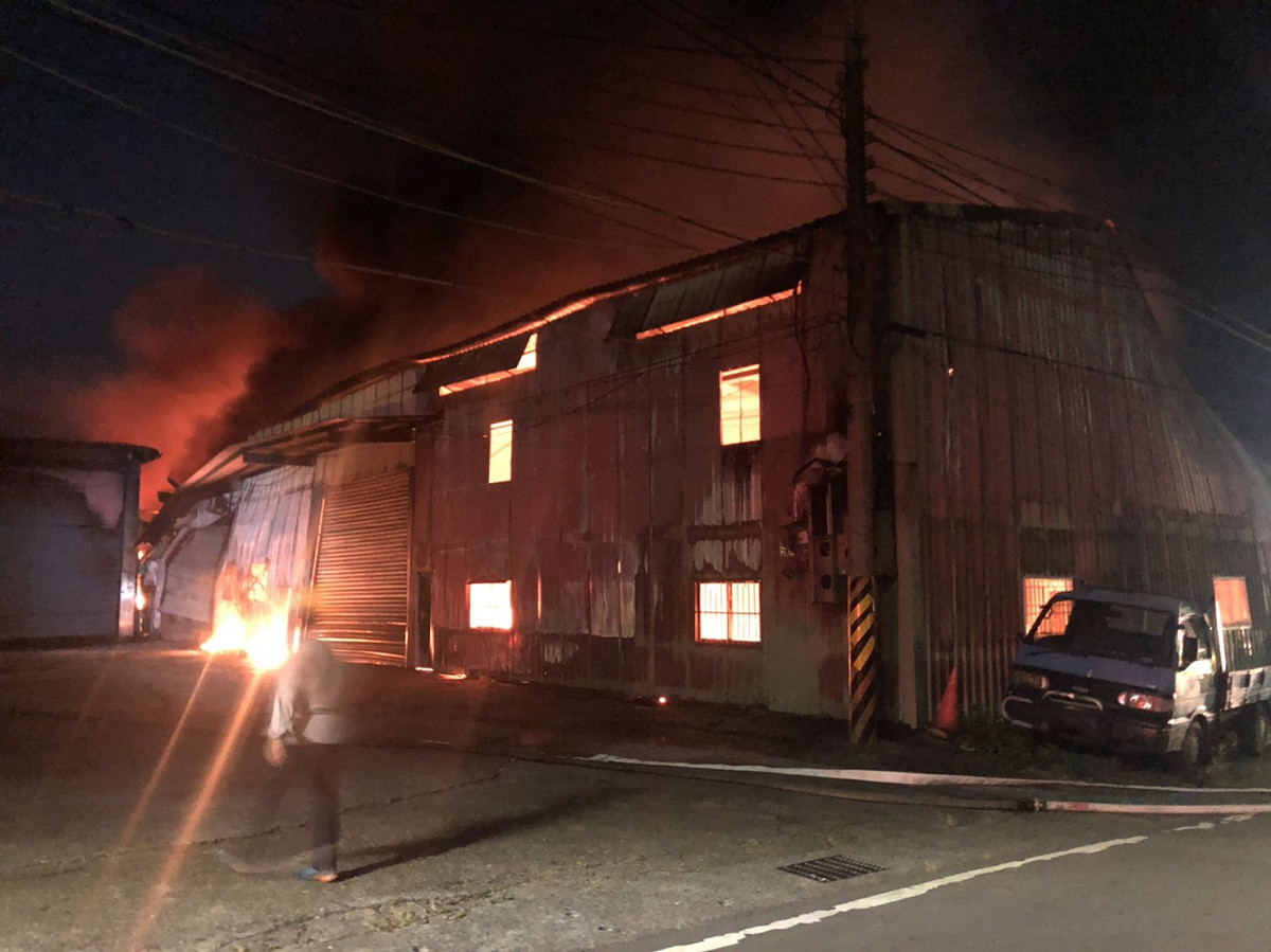 廠房冒出熊熊烈火、竄出濃煙。 圖：紙風車劇團及綠光劇團提供