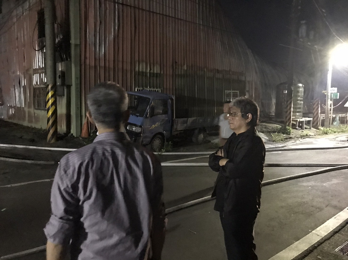 任建誠與夥伴討論後續處理。 圖：紙風車劇團及綠光劇團提供