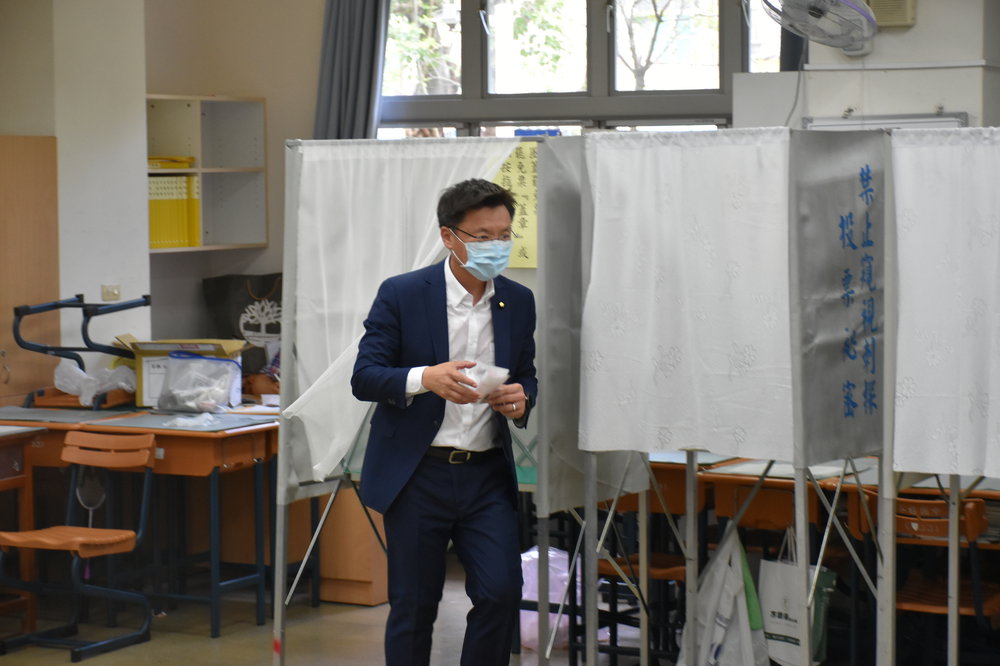 趙天麟圈選後走向票匭。 圖：孫家銘/攝