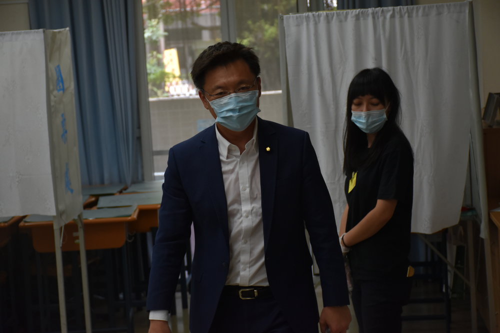 趙天麟投完票走出投票所。 圖：孫家銘/攝