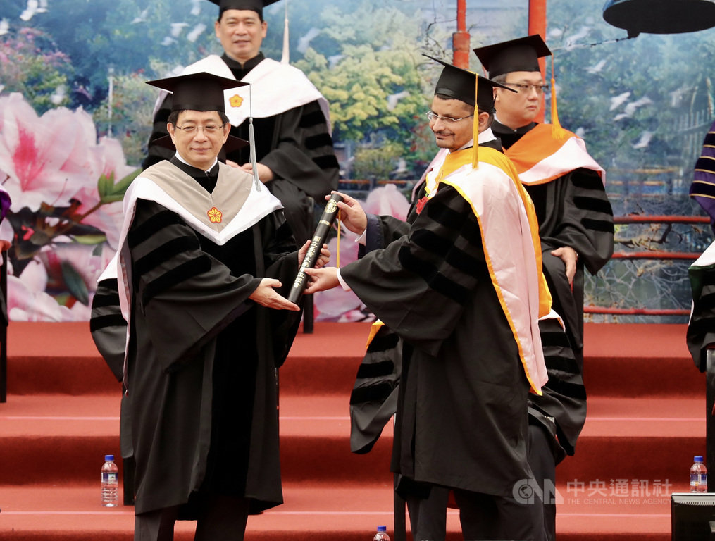 台灣大學6日舉行畢業典禮，校長管中閔（前左）頒發畢業證書給畢業生，向畢業學生表達誠摯的祝福。 圖/中央社