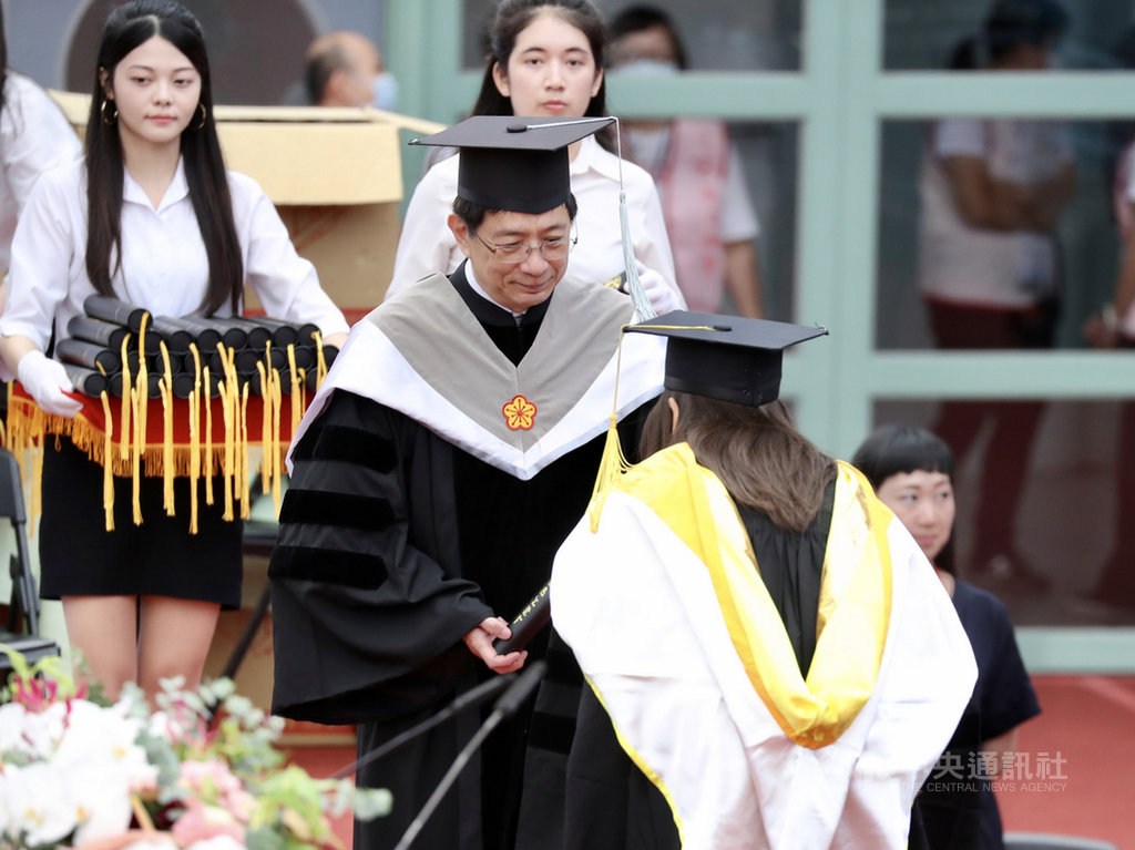 台灣大學6日舉行畢業典禮，校長管中閔（中）為畢業生頒發畢業證書，勉勵畢業生「常保熱情關懷，培養文化智商」。 圖/中央社