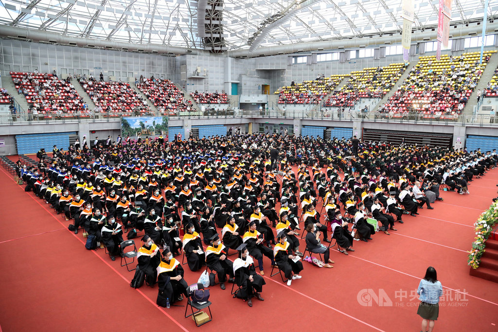 國立台灣大學6日舉行畢業典禮，因應武漢肺炎（2019冠狀病毒疾病，COVID-19）疫情，今年畢業典禮略縮小規模，現場座位也拉開距離。 圖/中央社
