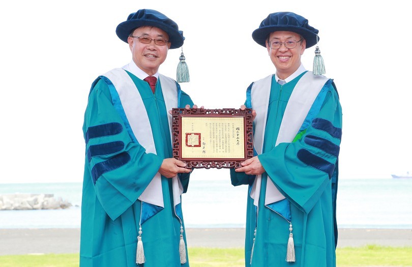 中山大學校長鄭英耀(左)頒授前副總統陳建仁名譽理學博士學位，肯定他在公共衛生領域的卓越貢獻。 圖：翻攝自中山大學官網