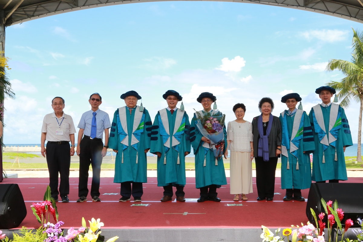 中山大學今舉辦博士班畢業典禮暨名譽博士授證典禮，前總統府秘書長陳菊(右3)也特地到場獻花祝賀。 圖：翻攝自中山大學官網