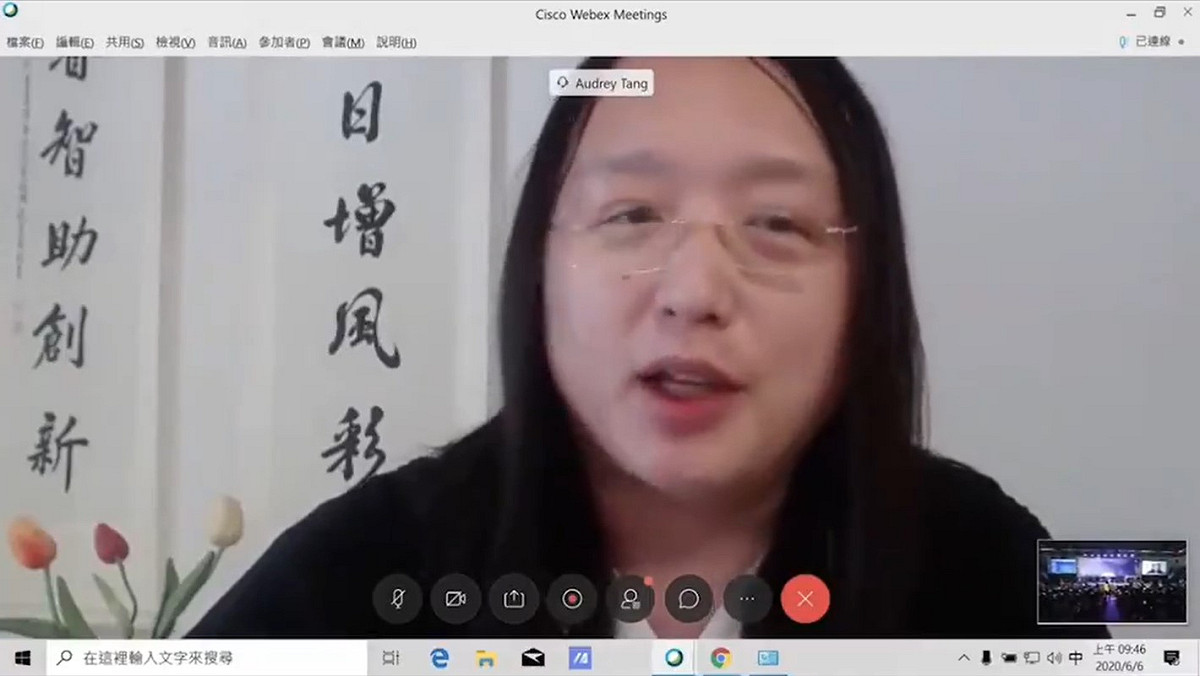 行政院政委唐鳳以「喵喵喵」的聲音哼出一首歌，令在場畢業生歡聲雷動、雀躍不已。 圖：翻攝自推特