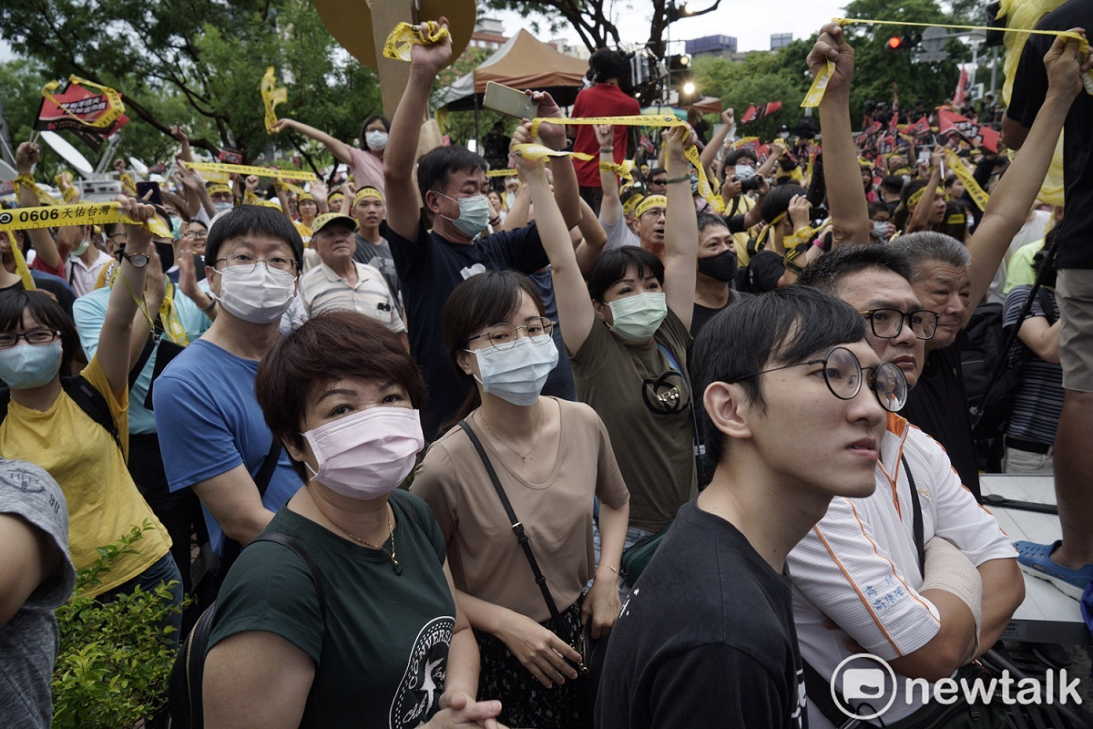 挺罷韓群眾手舉黃絲帶，關注罷韓開票數。 圖：張良一/攝